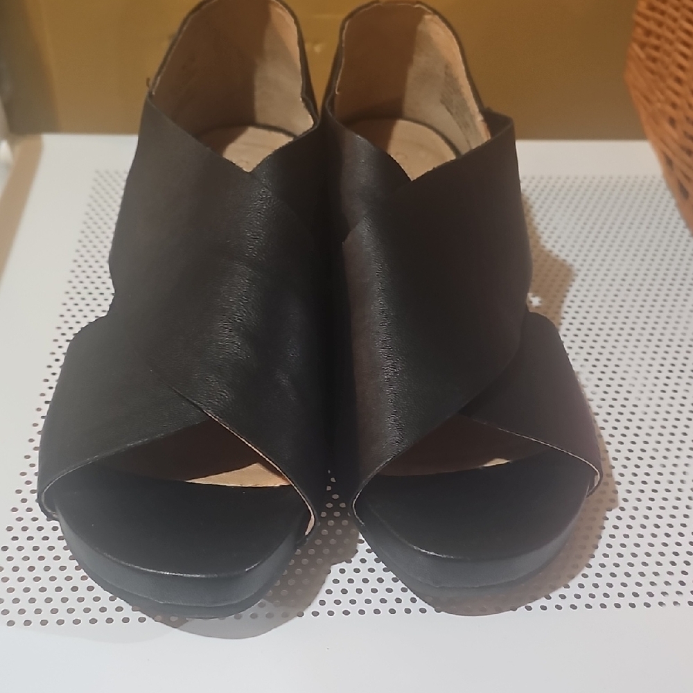 Gentle Souls Black Leather Open-Toe Women’s Sandals